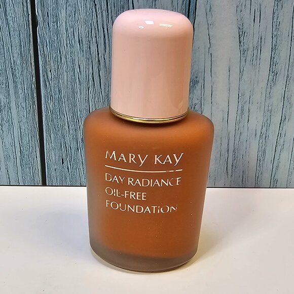 Mary Kay Day Radiance Oil-Free Foundation Rich Bronze #5795‎ - NIB  Old Stock - Picture 2 of 6